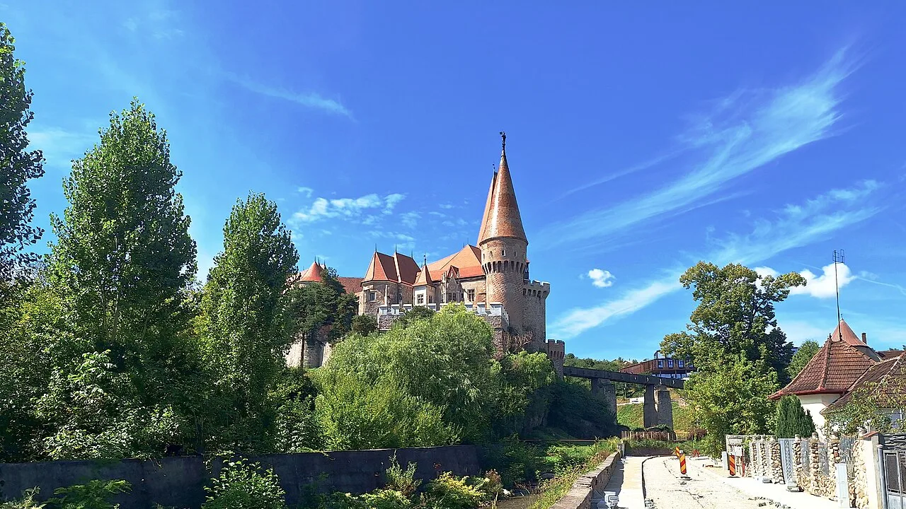 Vedere exterioara a Castelului Corvinilor din Hunedoara.