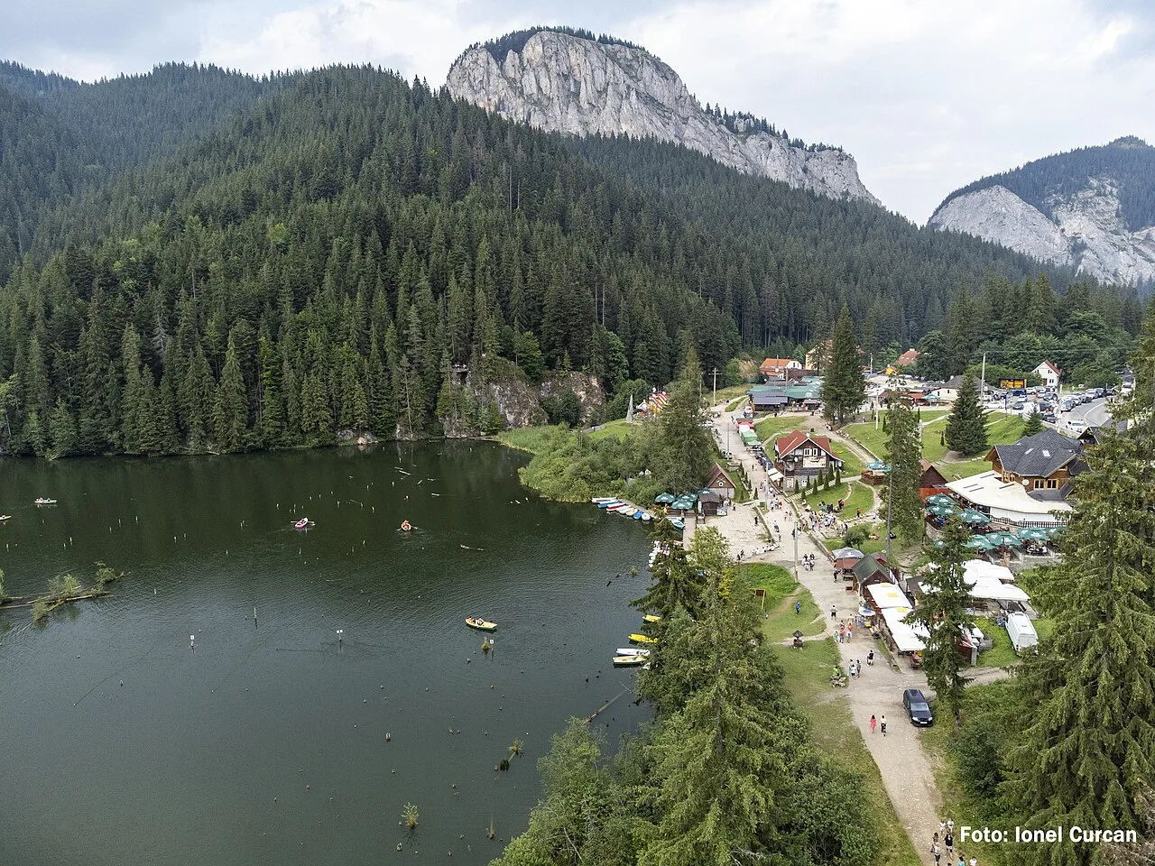 Vedere asupra Lacului Rosu si a versantilor impaduriti din Harghita.