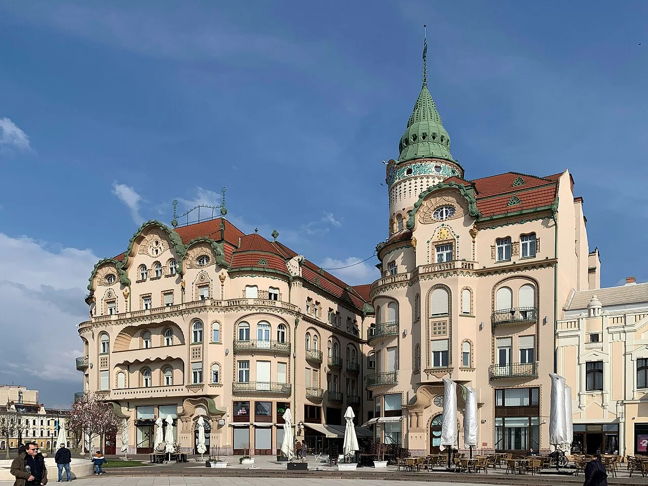 Fatada Palatului Vulturul Negru din Oradea.