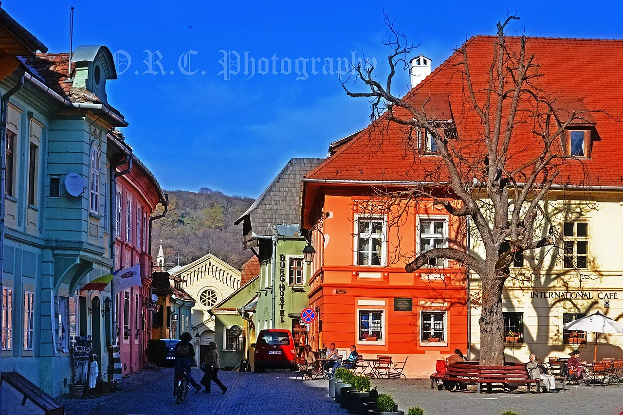 Cladiri colorate in Piata Cetatii din centrul istoric al Sighisoarei.
