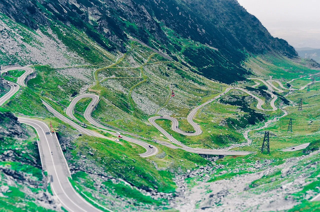 Serpentinele Transfagarasanului printre versantii Muntilor Fagaras.